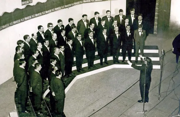 To je eden prvih koncertov in ena prvih fotografij s prve Primorske poje: Moški pevski zbor Tabor 
Opčine  14. marca 1970 na reviji v Kulturnem domu v Trstu. 