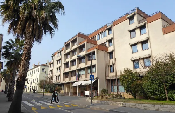 Osrednja stavba dijaškega  doma je  iz leta 1977.