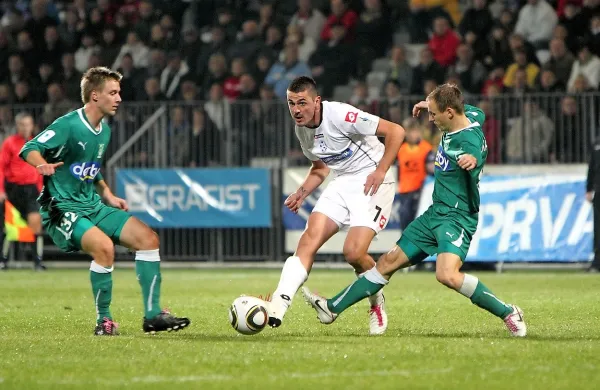 Ivica Guberac (v beli opravi) je po vrnitvi v matični klub že prevzel 
tudi kapetanski trak.