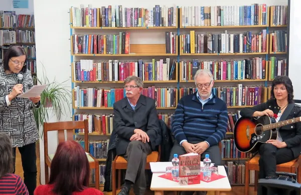 V Kosovelovi knjižnici so knjigo predstavili urednica Nadja Mislej 
Božič, lektor Srečko Vidmar in Damijan Grmek, s pesmijo pa je 
dogodek zaokrožila Marjetka Popovski.