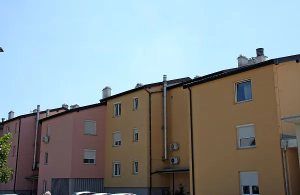    Občina trenutno razpolaga s  117 stanovanji, 114 je neprofitnih, tri 
so  službena.