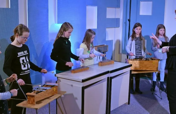 Skupina, ki  z igranjem na Orffova glasbila pod mentorstvom Marte Volf Trojer deluje na oddelku 
Podbrdo Glasbene šole Tolmin, je obiskala studio Hendrix na Radiu Koper.  