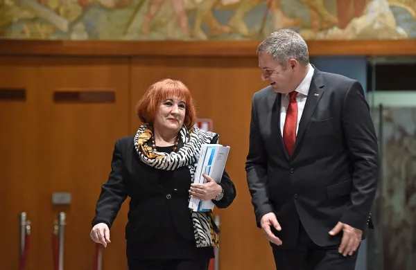 Vlasta Nussdorfer je letno poročilo in pregled dela v svojem 
šestletnem mandatu včeraj predala  predsedniku državnega zbora 
Dejanu Židanu in premierju Marjanu Šarcu. Jutri bo poročila 
odnesla še predsedniku države Borutu Pahorju, nato pa posle 
predala  nasledniku Petru Svetini. 