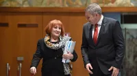 Vlasta Nussdorfer je letno poročilo in pregled dela v svojem 
šestletnem mandatu včeraj predala  predsedniku državnega zbora 
Dejanu Židanu in premierju Marjanu Šarcu. Jutri bo poročila 
odnesla še predsedniku države Borutu Pahorju, nato pa posle 
predala  nasledniku Petru Svetini. 