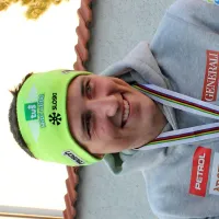 Hadalin z letnimi pnevmatikami na dirko po snegu