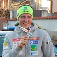 Hadalin z letnimi pnevmatikami na dirko po snegu
