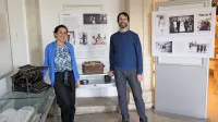 Nadia Molek in Miha Zobec na razstavi v koprski knjižnici.