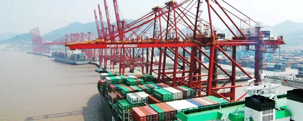 Pristaniški sistem Ningbo-Zhoushan je četrto največje kontejnersko pristanišče na svetu (za Šanghajem, Singapurjem in 
Shenzenom), v letu 2017 so našteli 24,6 milijona TEU in 14-odstotno rast.  