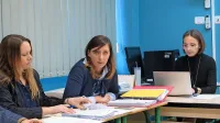 Evelin Kolarec Radovac (v sredini) bo ponovno skušala sklicati 
svet zavoda, ki naj bi nadaljeval prekinjeno sejo. 
