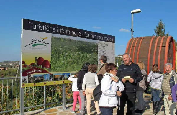 Niz turističnih prireditev v Brdih bo letos začel nov pohod med 
cvetočimi češnjami.