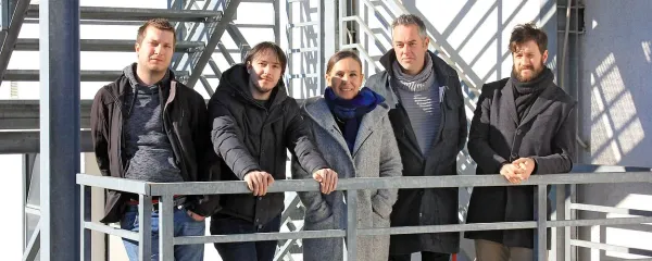 Andrej Peršolja, Marko Fornazarič, Ursula Lavrenčič, Auke Touwslager in Jernej Baša (z leve) so skupaj razvili aplikacijo Kobi.