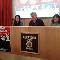 Alida Passon iz KD Sovodnje, Igor Komel in Maša Braini (z leve) so 
se strinjali, da smeh povezuje in bogati ljudi tudi v krizni časih. 