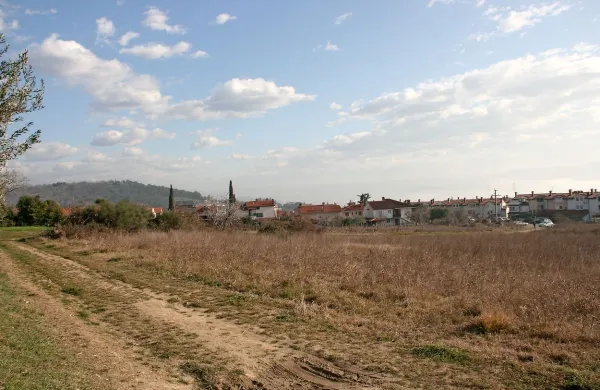 Del tega zemljišča, ki je bilo v lasti družbe Janin, že ima novega 
lastnika, kupca za svojo parcelo pa Rdeči križ Slovenije še išče.