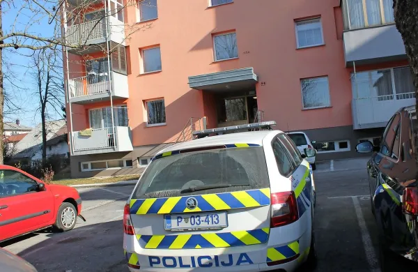 Pred dvema tednoma je Postojnčane pretresla tragedija, ki se je 
zgodila v kletnem stanovanju bloka v Ulici prekomorskih brigad. 