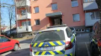 Pred dvema tednoma je Postojnčane pretresla tragedija, ki se je 
zgodila v kletnem stanovanju bloka v Ulici prekomorskih brigad. 