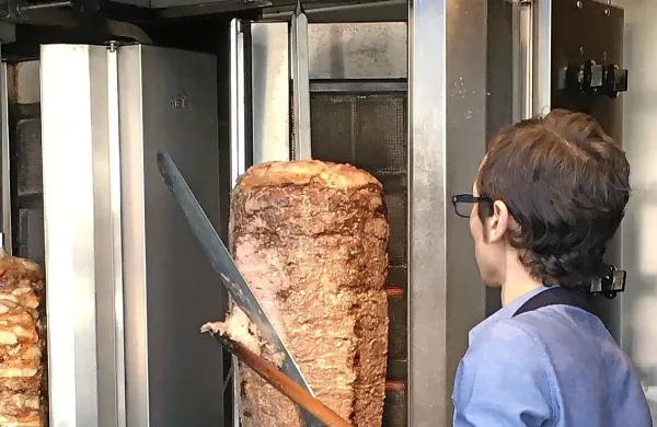 Kebab je postal v zadnjih letih priljubljena hitra  hrana tudi pri nas. 
Fotografija je simbolična.