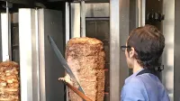 Kebab je postal v zadnjih letih priljubljena hitra  hrana tudi pri nas. 
Fotografija je simbolična.