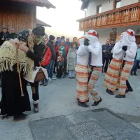 Poročni sprevod s ta lepimi in ta starima je zaplesal med številnimi 
gledalci.