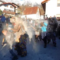 Ravenski pust: mladi s ponosom prevzemajo vlogo “ta grdih”