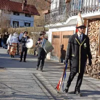 Ravenski pust: mladi s ponosom prevzemajo vlogo “ta grdih”