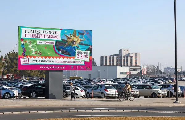  Na elektronskih zaslonih za zdaj predvajajo le informacije o mestu, 
njegovi ponudbi in dogodkih.
