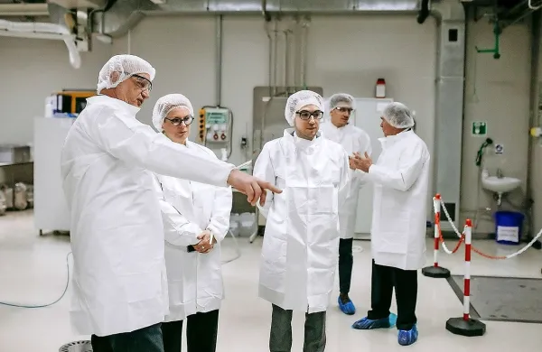 Avstrijska veleposlanica  Sigrid Berka se je  seznanila z inovativnimi 
praksami podjetja in razvojem tehnologij za proizvodnjo bioloških 
zdravil.