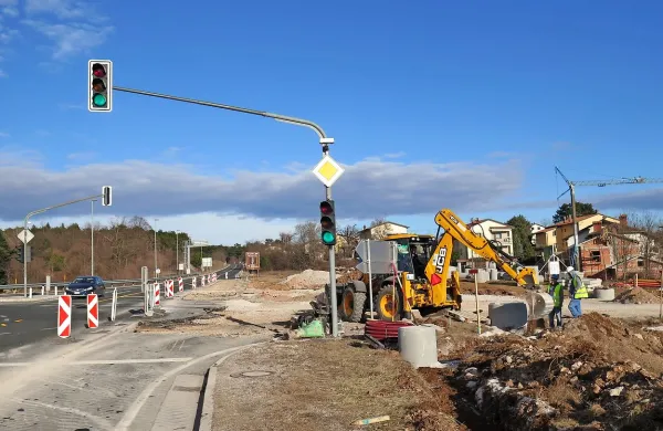 Trenutno je v teku izdelava krožišča na vhodu na avtocesto. V 
prihodnjih letih pa bo sledila druga faza, gradnja obvoznice.