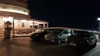 V noči na soboto se je 18-metrski drog zrušil na parkirane 
avtomobile.    