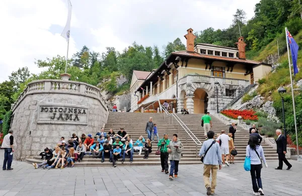 Gosti se v Parku Postojnska jama zadržijo nekaj ur, dodatna 
ponudba, ki bi jih v občini zadržala dlje, pa ni ustrezno razvita.