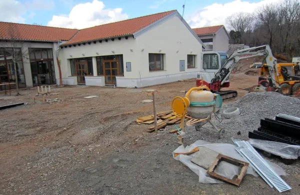 Zunanjost in notranjost restavracije v Parku Škocjanske jame 
zaradi zapletov pri javnih razpisih  obnavljajo že pol leta, obiskovalci so zato prikrajšani za gostinsko ponudbo.  
