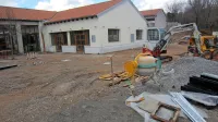 Zunanjost in notranjost restavracije v Parku Škocjanske jame 
zaradi zapletov pri javnih razpisih  obnavljajo že pol leta, obiskovalci so zato prikrajšani za gostinsko ponudbo.  
