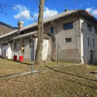 Sramoten hlev, ki ga, z izjemo potrpežljivih domačinov, nihče ne more prepoznati kot edino 
gledališko dvorano v Unescovi Idriji.