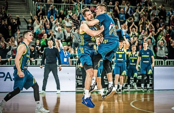 Veselje po zadeti trojki za podaljšek Zorana Dragića.