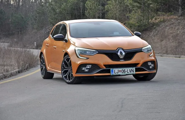 Megane RS je prava adrenalinska igrača za tiste voznike, ki imajo 
nekaj več vozniških izkušenj. Ne glede na športni karakter je hkrati 
lahko tudi povsem običajen avtomobil za nedeljske izlete.