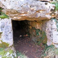 Megalitski kamni na vhodu v prostor, ki so ga najbrž uporabljali za 
obredne namene.