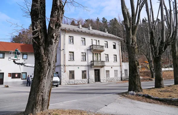 Občina za nekdanji hotel na Predmeji išče zasebnega vlagatelja.