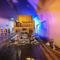 Ognjeni zublji so popolnoma uničili kabino tovornega vozila, ob 
tem pa poškodovali tudi predor.
