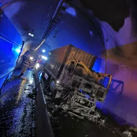 Ognjeni zublji so popolnoma uničili kabino tovornega vozila, ob 
tem pa poškodovali tudi predor.