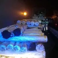 Gasilci - bilo jih je kar 42 - so med drugim prenesli tekstilni tovor 
na drug tovornjak.