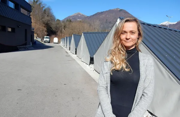 Urška Bizjak pred ribogojnico Faronika, kamor so preselili plemensko jato soških postrvi.