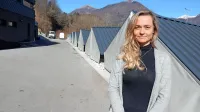 Urška Bizjak pred ribogojnico Faronika, kamor so preselili plemensko jato soških postrvi.