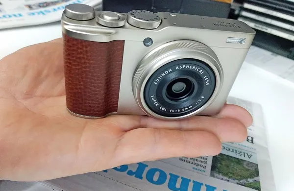 Fujifilm XF10  - kompaktnost na dlani