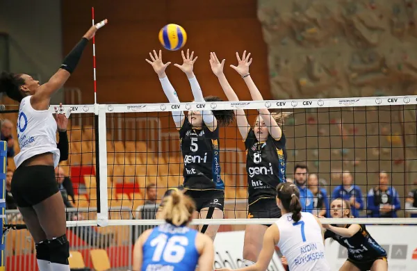 202 cm visoka  najučinkovitejša igralka prve tekme,  Elizabeth 
Martinez,  je  pogosto udarjala kar čez novogoriški blok. 