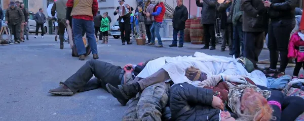 Grde maske zberejo na kup. Na koncu jih v življenje spravi vino.