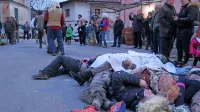 Grde maske zberejo na kup. Na koncu jih v življenje spravi vino.