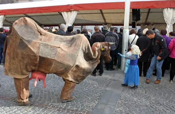 Točno ob 20. uri in 12 minut  novembra leta 1978, ali kakšno leto 
gor ali dol, se je rodil kravneval. S kravo, kot tedaj še značilnim 
prebivalcem iz idrijske ta prave in pustne Grape.
