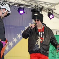 Krava in osel sta ostala, vse ostalo se je spremenilo. Pustni in čisto 
pravi župan Tomaž  si je nadel živosrebrne Merkurjeve ketne in s 
svojimi Graparji občini osnoval nove urade ...