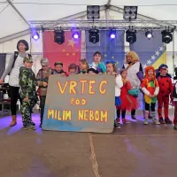 Urad za begunčke je vrtcu pod milim nebom sporočil, da bo “lepo 
vrtec v Spodnji Idriji imet, saj stal bo samo milijonov pet ...”