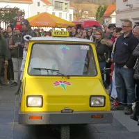 Urad za transport že osrečuje s 24 ur na dan dostopnimi prevozi. 
Z izjemo dni, ko je šofer pridržan. Podobnost z dejavnostjo 
znanega idrijskega politika je zgolj naključna.