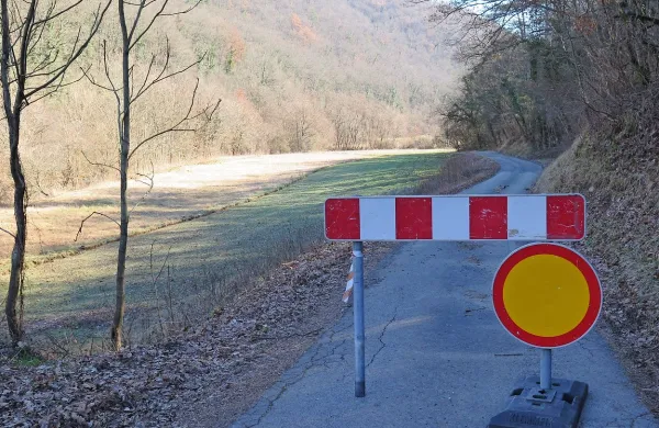Cesta po dolini Raše bo iz smeri Štanjel-Čehovini še naprej 
zaprta.